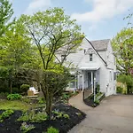 Brand New, Renovated Urban Oasis With Plenty Of Parking