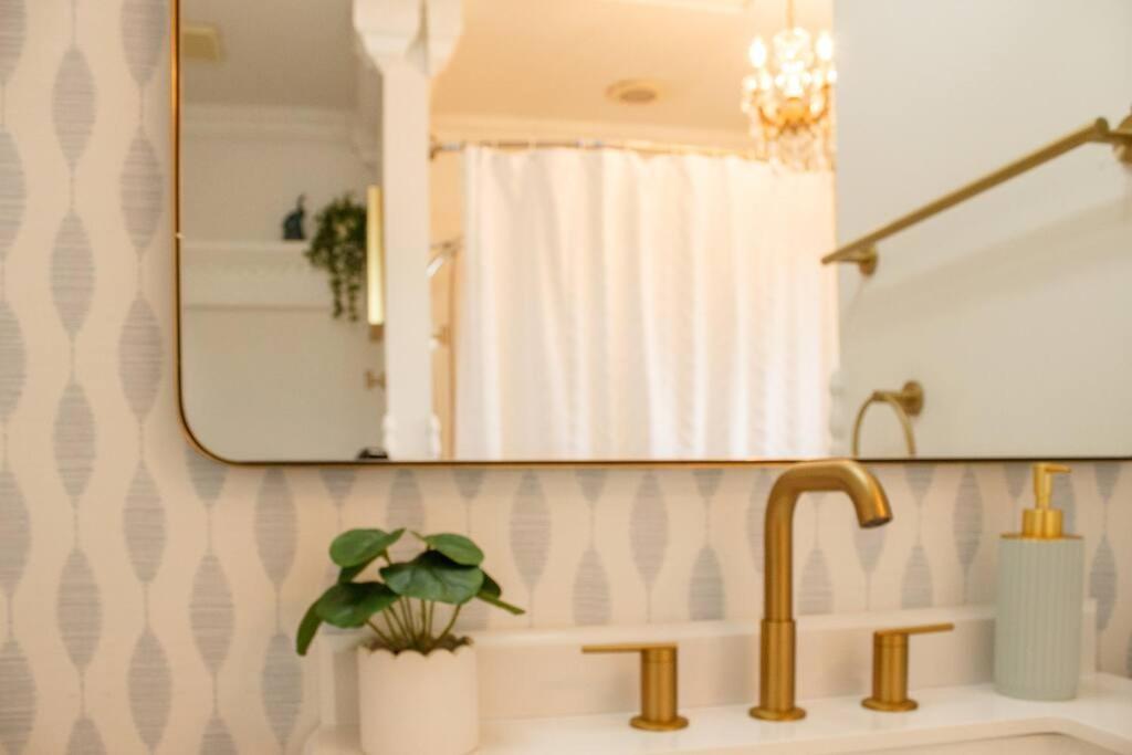 Brand New, Renovated Urban Oasis With Plenty Of Parking Holiday home