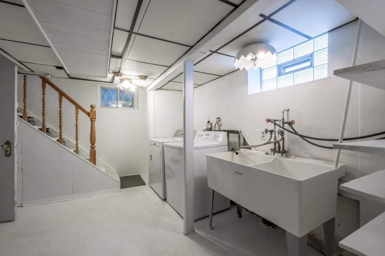 Brand New, Renovated Urban Oasis With Plenty Of Parking Holiday home